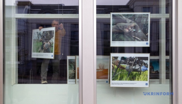 Руки захисників очима «Мауглі»: в Укрінформі відкрилася фотовиставка 