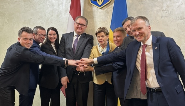  L’Ukraine et la Lettonie lancent un outil d’IA pour adapter la législation ukrainienne aux normes de l’UE 