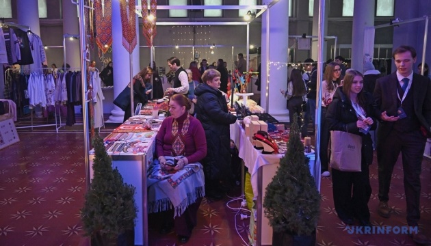 Близько 30 посольств долучилися до благодійного ярмарку «Charity Fair 2025» у Києві 