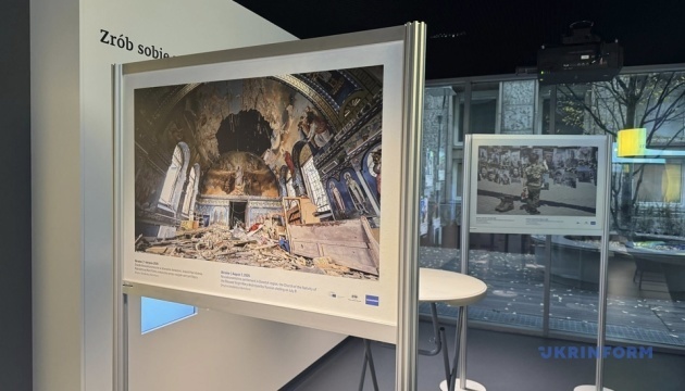 Se inaugura en Varsovia una exposición fotográfica conjunta de Ukrinform y PAP sobre la guerra en Ucrania