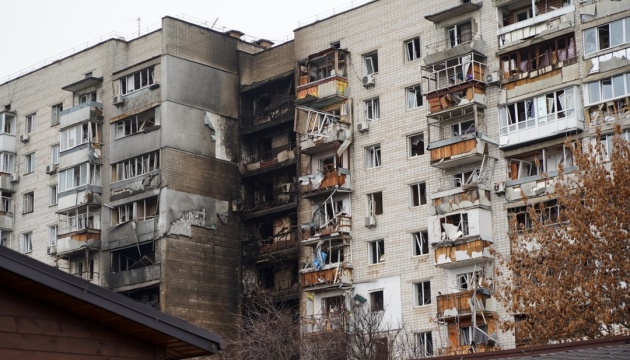У Вишгороді з двох під’їздів пошкодженого будинку відселили жителів