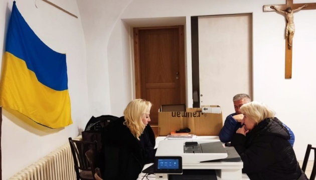 Консули посольства України провели зустріч із громадою у місті Чеське Будєйовіце