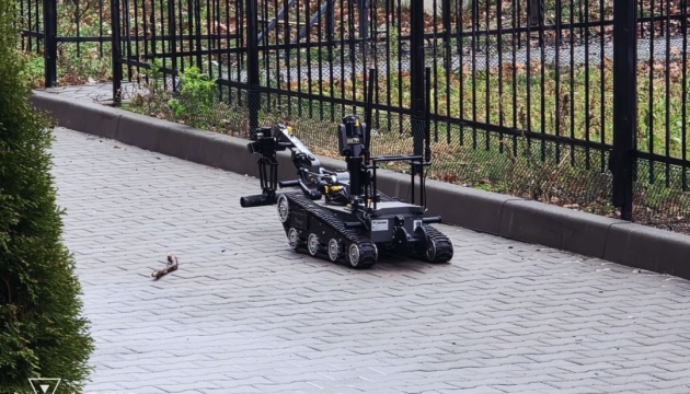 Рятувальники за допомогою робота очистили від боєприпасів дах будинку у Вишгороді