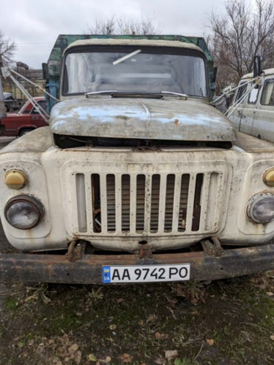 Від раритетів до рекордсменів пробігу: Укрпошта виставляє на продаж 716 автомобілів