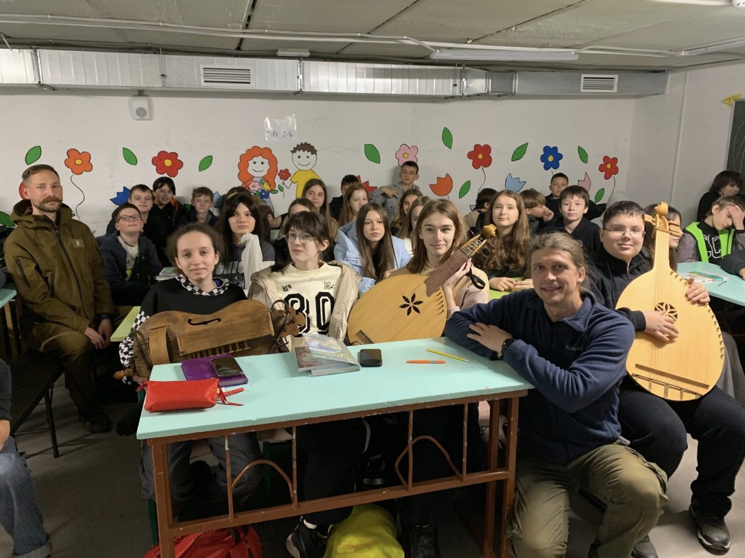 Братчик Віталій Кобзар проводить просвітницькі зустрічі зі школярами.