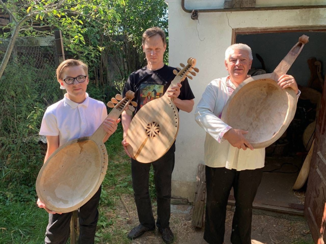 Кобзарі із заготовками музичних інструментів.