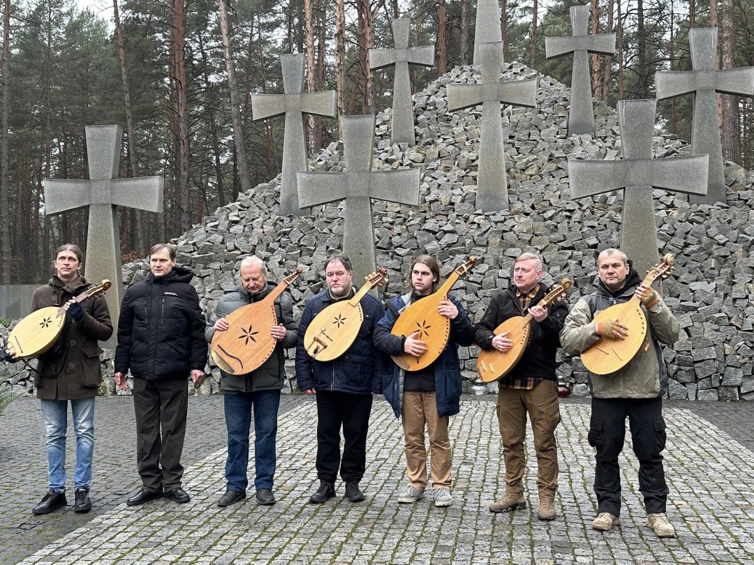Кобзарі на території Національнного історико-меморіального заповідника «Биківнянські могили».