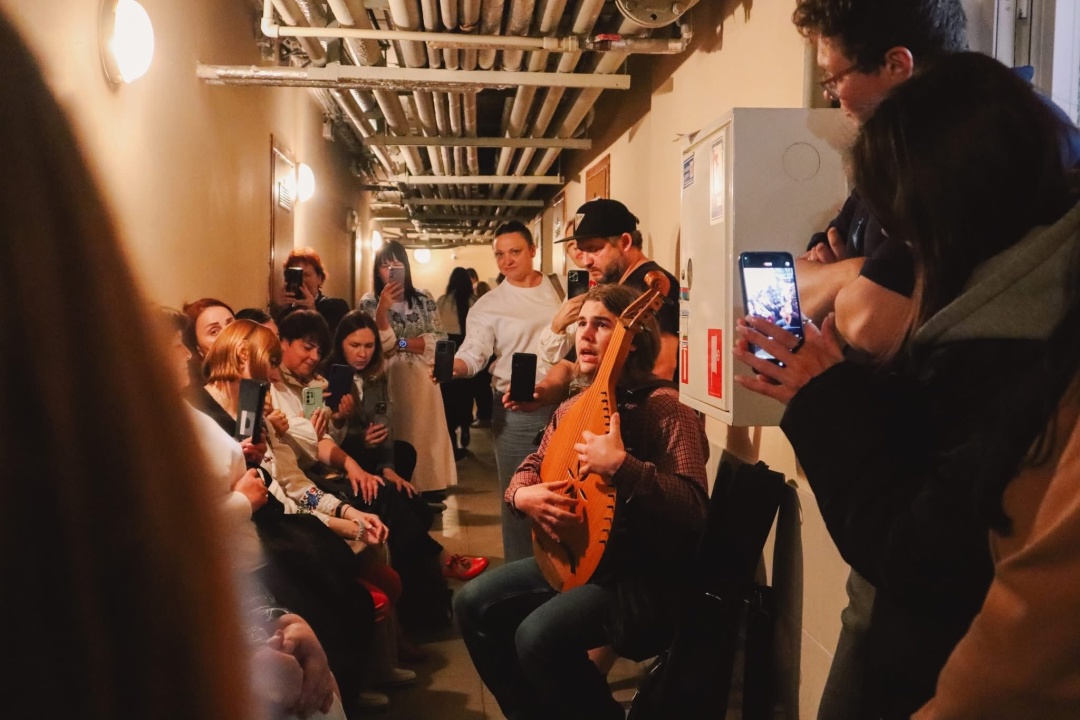 Кобзар Дмитро Радченко виступає в укритті.