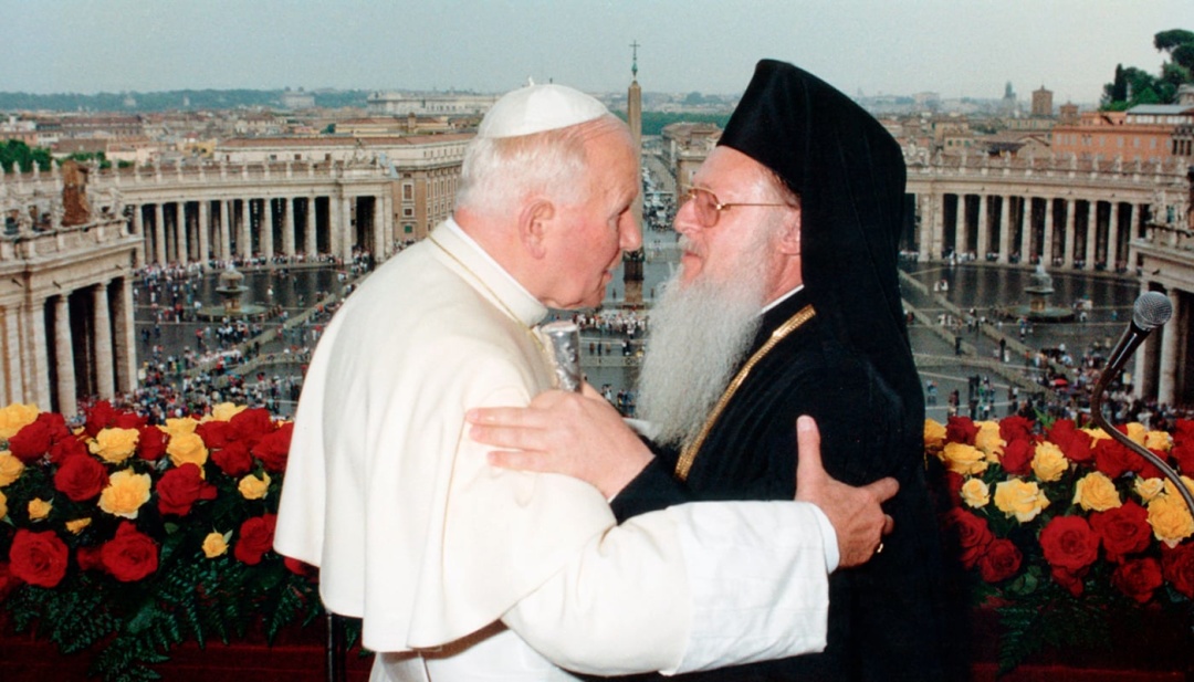Папа Іван Павло ІІ та Вселенський патріарх Варфоломій на балконі собору Святого  Петра у 1995 році. Фото: thedialog.org/SNS photo