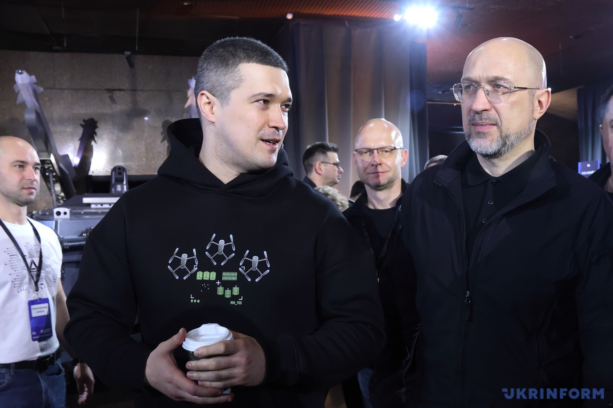 Михайло Федоров та Денис Шмигаль під час огляду експозиції Brave1 Components