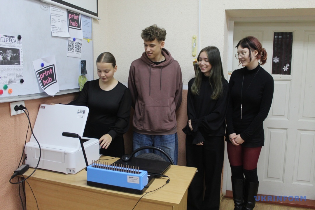 Нинішня команда ПрінтХабу показує принтер та зшивач для книг - техніку, на якій зароблять гроші