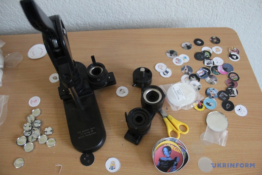 Матеріали для виготовлення значків команди шкільного проєкту підприємництва 