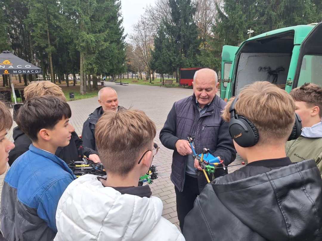 Микола Заболотний (в центрі)