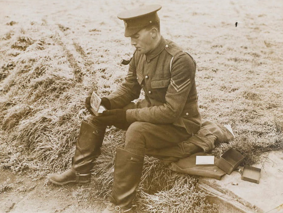 Британський солдат відкриває подарункову коробочку. Ймовірно, постановочна зйомка. Фото: wikipedia