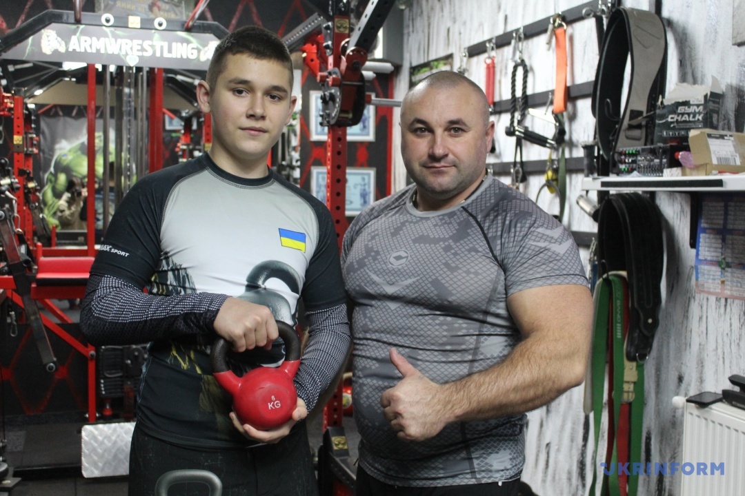 Та сама перша гиря - зараз сімейний експонат й, водночас, снаряд для тренувань в домашньому спортзалі