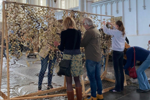 Як нідерландці плетуть маскувальні сітки для українських захисників