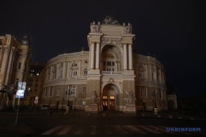 Через ворожий удар по Одесі постраждала жінка, частина міста - без світла, тепла та води