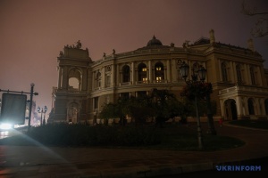 В Одесі тривають роботи з відновлення світла, містян закликають зберігати витримку
