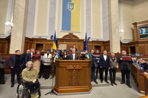 «Євросолідарність» заблокувала трибуну Ради та вимагає відставки уряду - засідання передчасно закрили