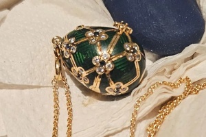 У Новій Зеландії поліція вилучила яйце-медальйон Фаберже, яке проковтнув крадій