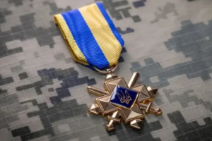 Уряд встановив розмір щомісячних виплат для воїнів, нагороджених «Хрестом бойових заслуг»