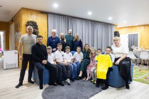 Подружжя Зеленських зустрілося із прийомною родиною, яка виховує сімох дітей