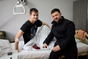 Президент відвідав поранених воїнів у столичному медзакладі