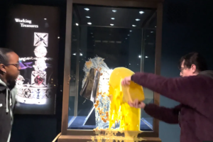 У Лондонському Тауері кинули десерт у вітрину з королівськими коштовностями, затримали чотирьох людей