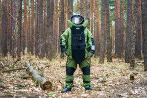 Japón dona a Ucrania trajes de protección para el desminado
