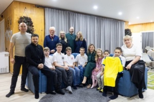 Los Zelensky se reúnen con una familia de acogida que cría a siete niños