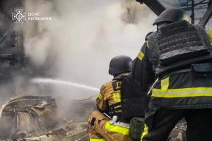 Наслідки обстрілів у трьох районах Київщини ліквідували, у Фастові залучили пожежний поїзд