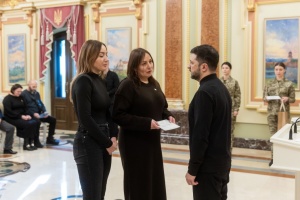 Зеленський вручив сертифікати на квартири Героям України та родинам загиблих воїнів