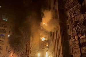 В Охтирці ліквідували пожежу в багатоповерхівці, яка виникла після російської атаки