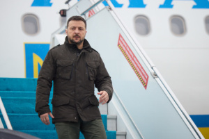 Zelensky arrives in London