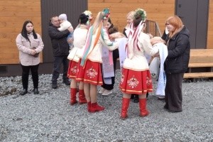 Коровай, кошенята і сльози: на Миколаївщині родини ВПО отримали сучасні будинки