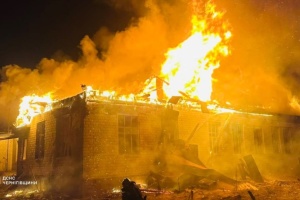 Ворог вночі вдарив дроном по цивільному об’єкту на Чернігівщині, виникла пожежа