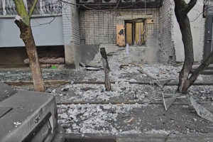 У Херсоні через ранковий обстріл пошкоджені багатоповерхівки та супермаркет, є поранена