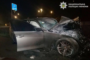 У Києві легковик влетів у парапет підземного переходу - загинув 18-річний водій, постраждали троє пасажирів