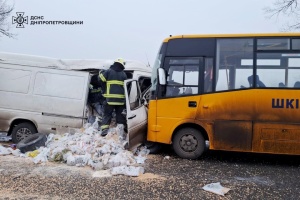 На Дніпропетровщині шкільний автобус потрапив у ДТП: двоє загиблих, семеро поранених