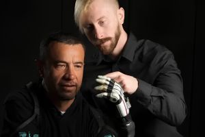 Новий рослинний замінник м’яса із соняшника; вчені створили біонічну руку з ШІ, яка стискає предмети з людською точністю