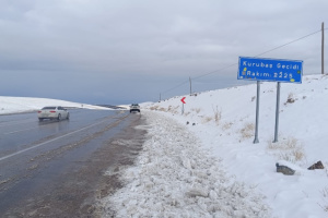 На сході Туреччини снігопади заблокували понад 20 доріг