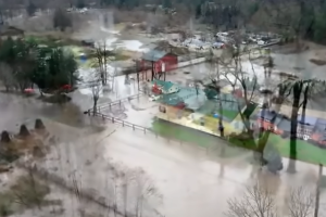 Тисячі людей готуються до евакуації через повені на узбережжі в Канаді та США