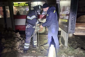 У Чернівцях рятувальники витягли з каналізаційного колодязя дворічну дитину