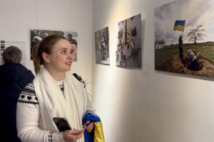 У Парижі відкрилася виставка світлин фотокореспондентів Укрінформу