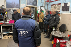 На Хмельниччині посадовці військової частини відправляли підлеглих працювати на приватну СТО