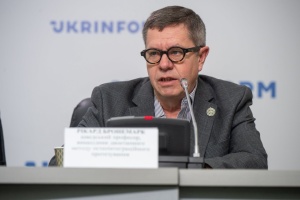 Шведський хірург ушосте приїхав в Україну оперувати військових і навчати лікарів