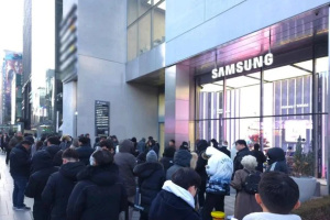 У Південній Кореї миттєво розкупили смартфони Samsung із трьома екранами