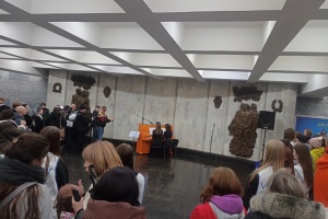 У харківському метро зазвучало піаніно «Україна», врятоване з Бахмута