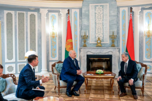 Лукашенко звільнив 123 політв'язнів після зустрічі зі спецпосланником США