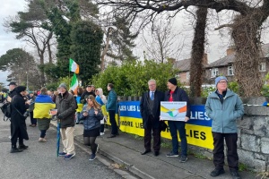 Біля російського посольства в Ірландії пройшла акція солідарності з Україною
